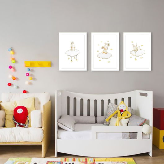 Três quadros em quarto infantil com desenho de coelho