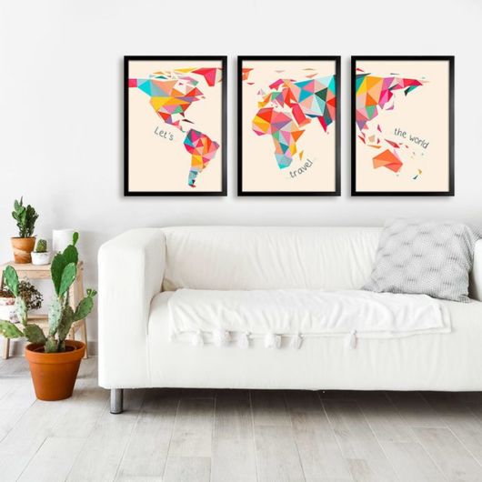 Três quadros que compõem o mapa mundi feito com triângulos coloridos