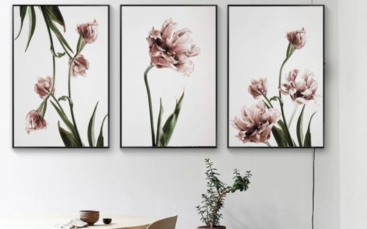 Três quadros cada um com flores na cor rosa