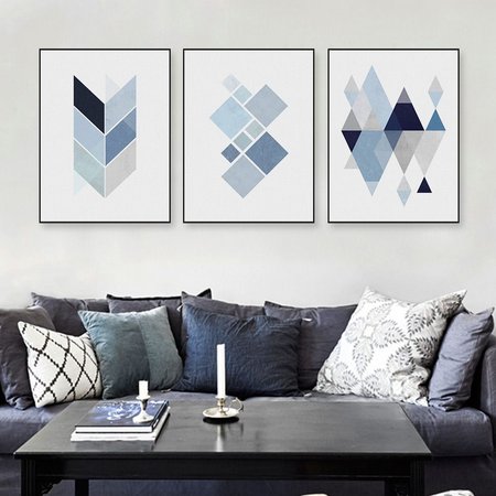 Três quadros na parece compostos por formas geométricas em tons de azul
