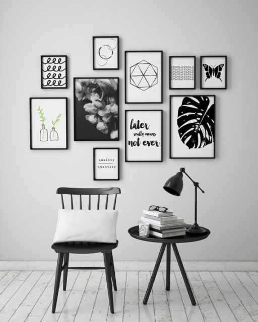 modelos de quadros minimalistas preto e branco na parede cinza, com cadeira e mesa de canto pretas e assoalho branco