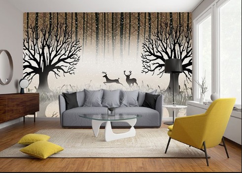 Papel de parede com árvores e veados retratados, poltrona amarela e tapete marfim