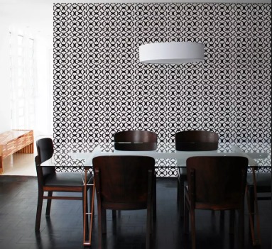 sala com papel de parede peto e branco e meda com 6 cadeiras com tampo de vidro