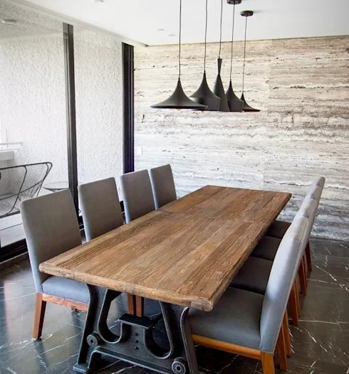 painel de mármore ao findo e mesa com oito cadeiras e tampo retangular de madeira