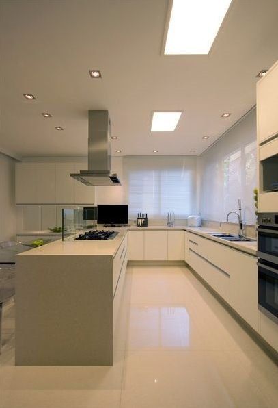 Cozinha com piso branco