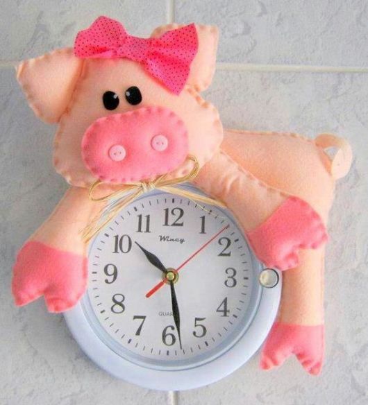 relógio decorado com porquinho de feltro