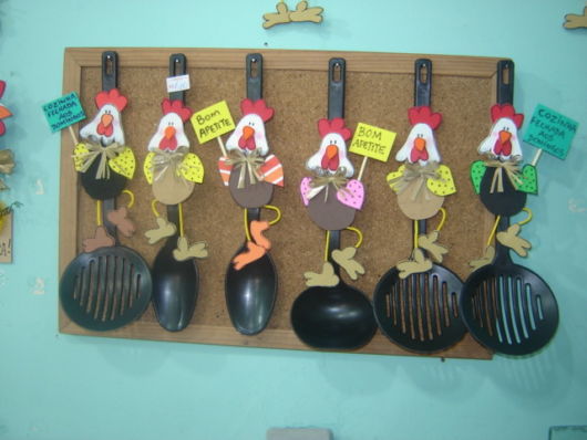 utensílios de cozinha decorados com EVA (de galinha)