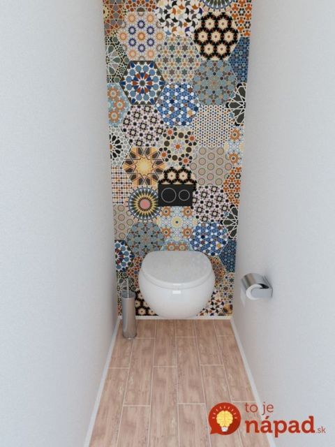 lavabo com louça sanitária branca e faixa de ladrilho hidráulico na parede frontal e piso de madeira