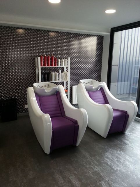 Cadeiras para lavagem de cabelos com acolchoado em tom berinjela e laterias brancas