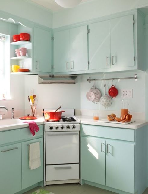 cozinha com móveis em tom de menta e louças coloridas