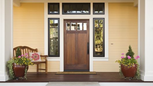 porta externa de madeira com vitrais