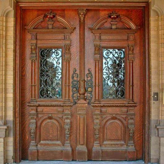 porta francesa de madeira e detalhes antigos