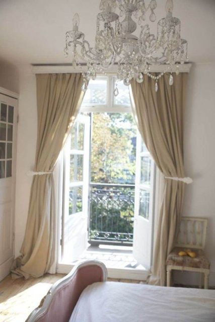 porta francesa no quarto com decoração clássica
