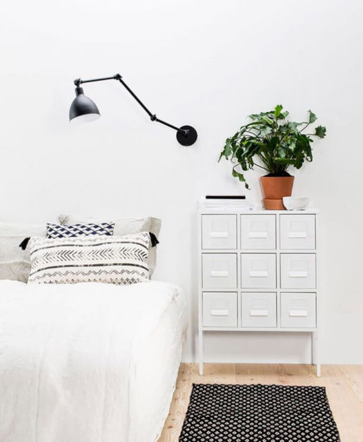 quarto minimalista com planta na decoração