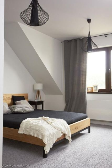quarto simples com cama de madeira