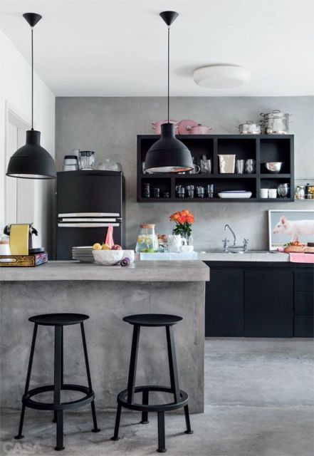 cozinha com parede cinza ao fundo, balcão cinza com lustres pretos pendentes e teto branco