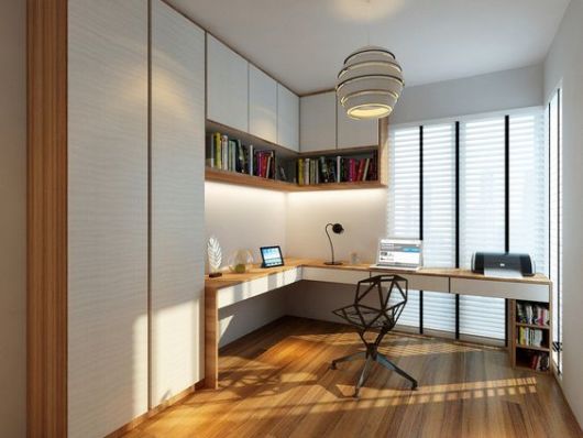 escritório com cadeira giratório com encosto vazado, piso de madeira e armário de portas brancas