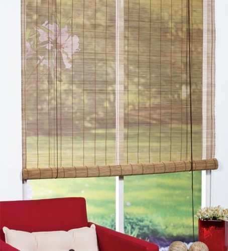 janela com cortina de bambu em forma de rolo e poltrona vermelha com almofada branca