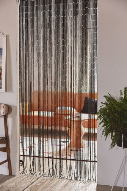 cômodos separados por cortina de bambu em cor preta