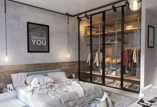 quarto com cama de casal e armario com porta de vidro transparente