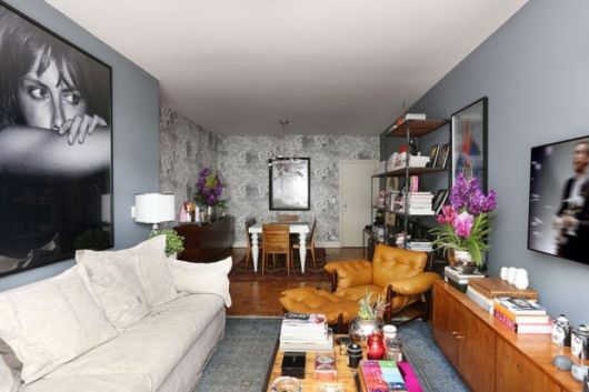 Cores para sala: sala cinza com sofá branco