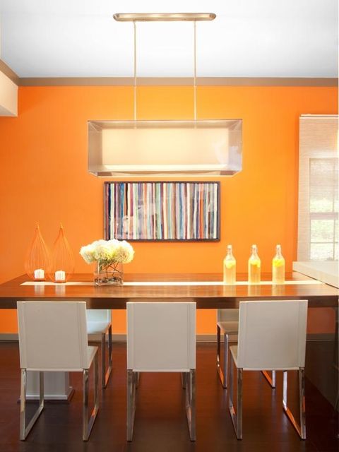 sala de jantar laranja com mesa de madeira