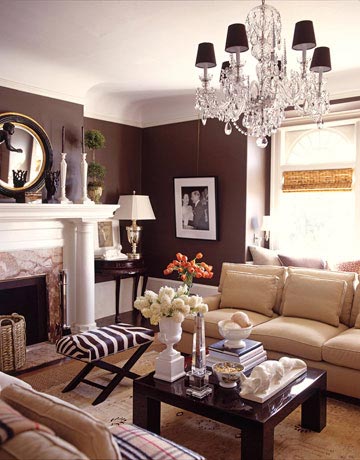 Cores para sala: sala marrom com sofá branco