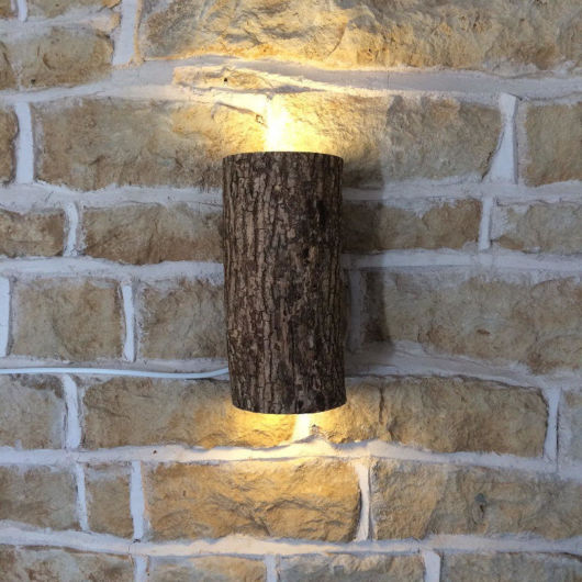 Uma luminária de madeira pequena e simples, mas que já faz toda a diferença na decoração