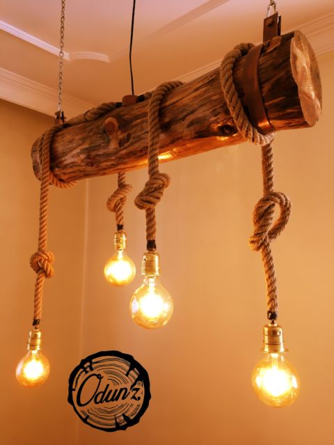 Luminária rústica de madeira de teto com as lâmpadas dispostas em cordas