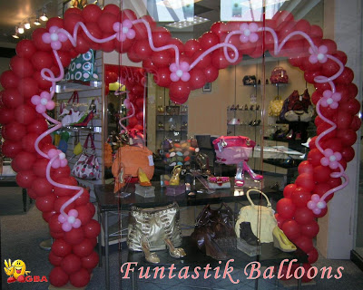 vitrine com balões para o dia dos namorados