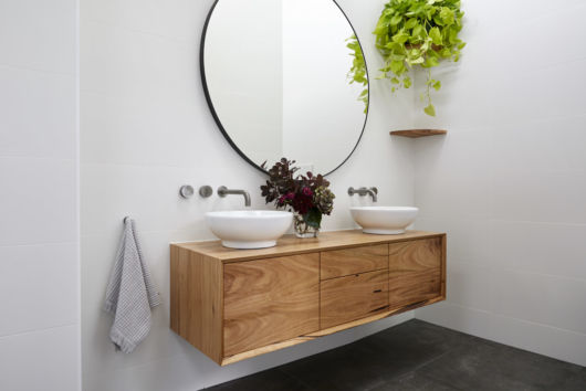 Espelho para banheiro redondo em decoração rústica