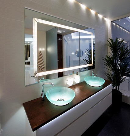 Espelho para banheiro com LED em decoração clean