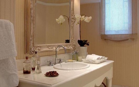 Espelho para banheiro com moldura
