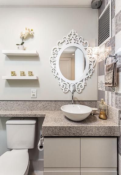 Espelho para banheiro com moldura branca