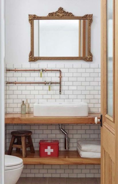 Espelho para banheiro com moldura de madeira
