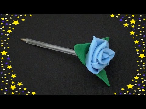 Flor de EVA azul na caneta