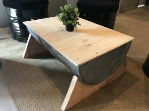 Tambor decorativo: mesa com tampo de madeira