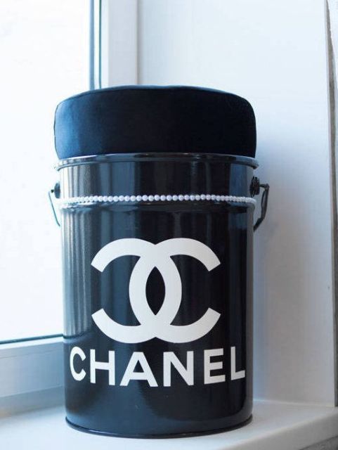 Tambor decorativo: Chanel decorado com pérolas