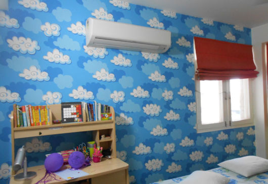 Tecido para parede de quarto infantil azul com nuvens