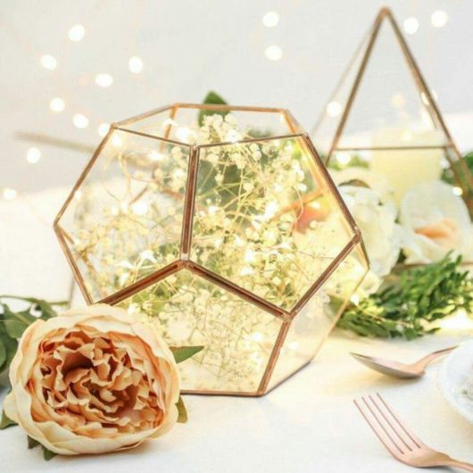 Terrário geométrico em mesa de jantar