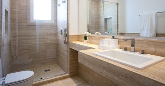 banheiro com mármore bege 