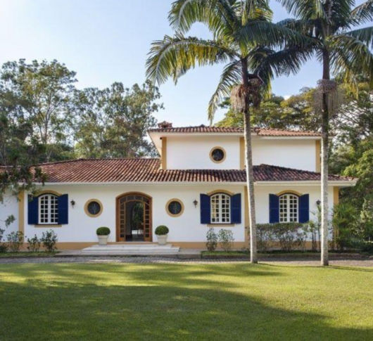 Casa completa com janela azul colonial.