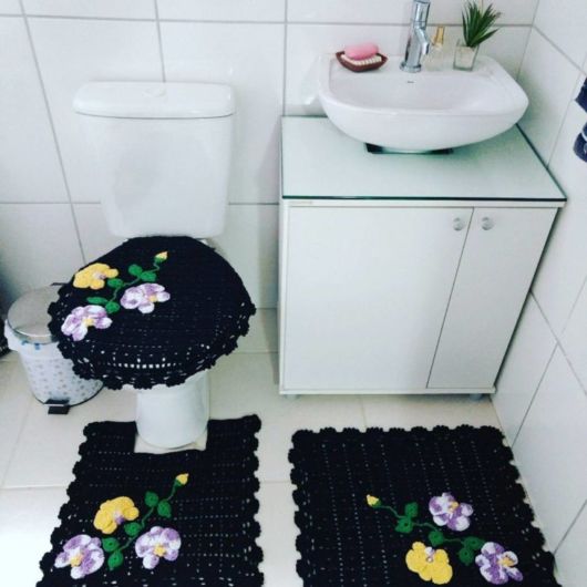 Tapete de crochê para banheiro preto