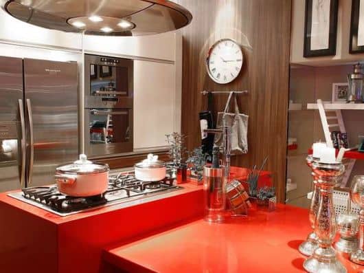 corian vermelho na cozinha