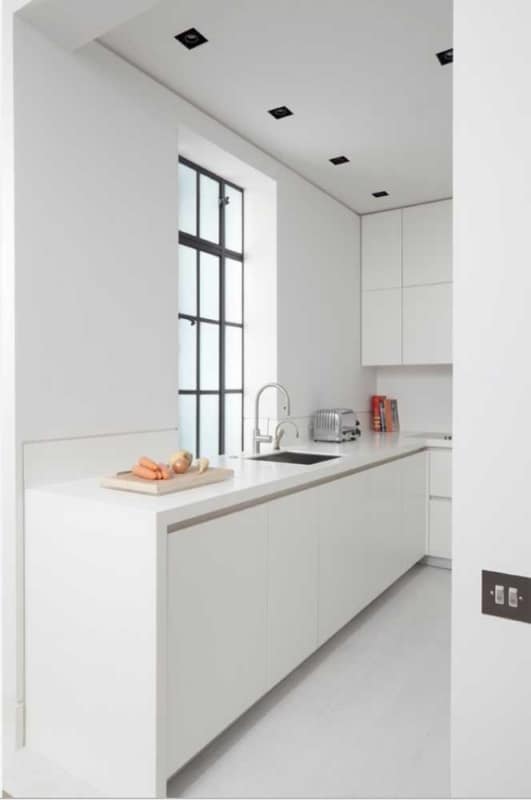 cozinha minimalista com corian branco
