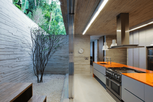 cozinha moderna com corian laranja