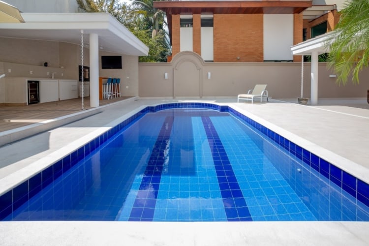 Casa com piscina grande