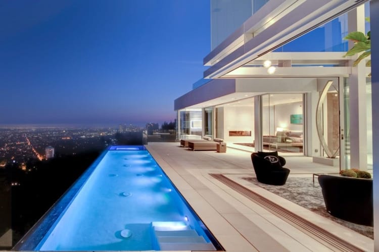 Casa sofisticada com piscina de borda infinita