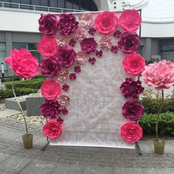 Decoração com flores gigantes em tons de rosa