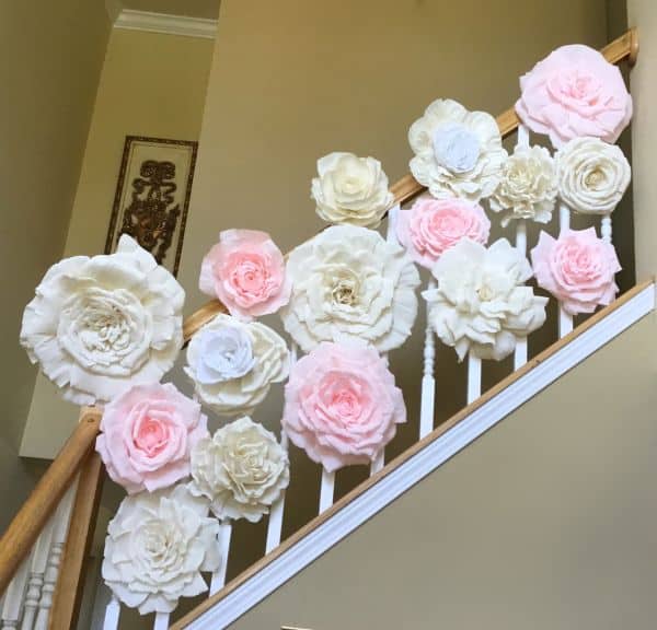 Decoração de escada com flores clarinhas de papel